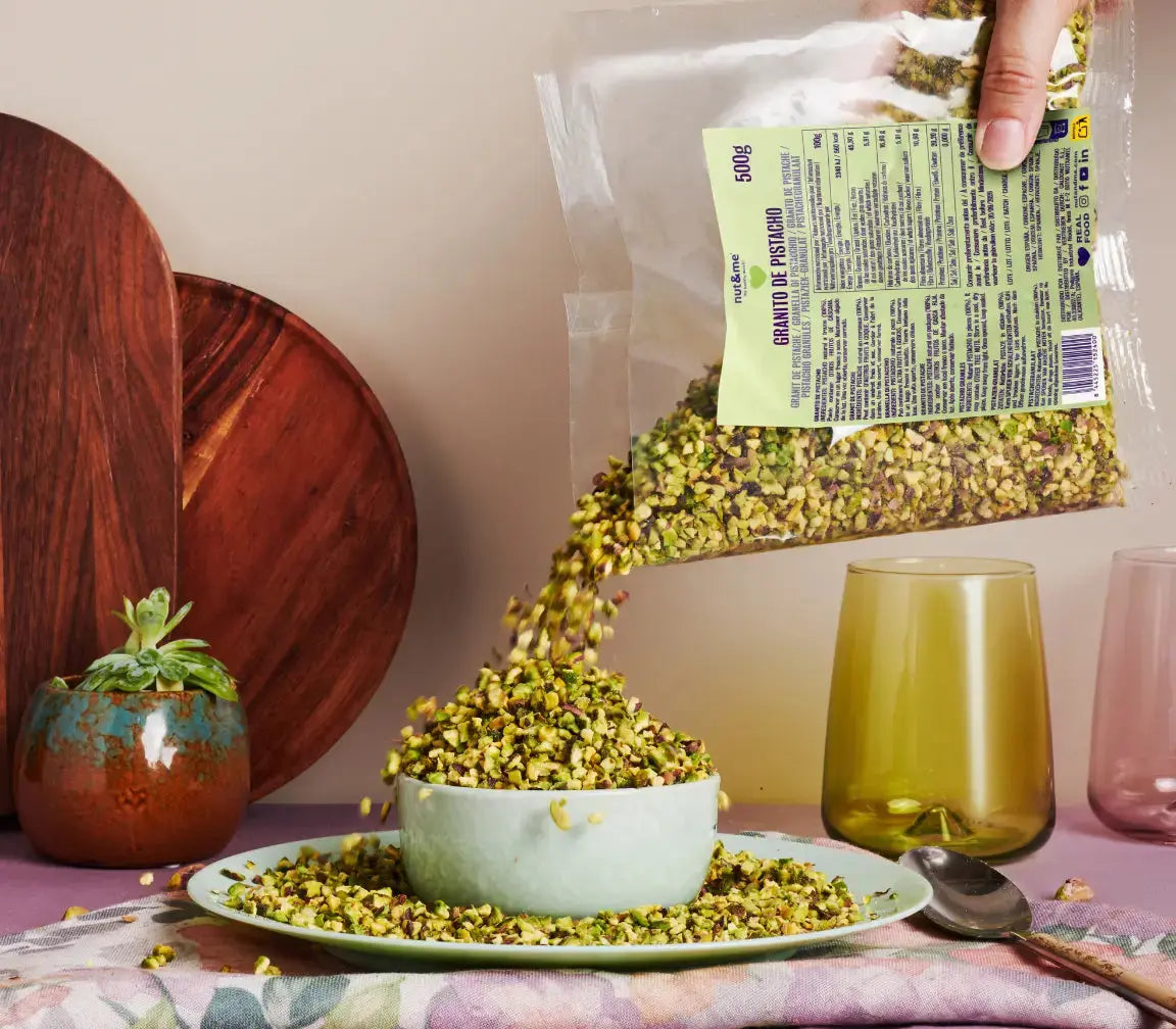 Bizcocho de pistacho casero con pasta de dátil y crema de pistachos nut&me - nutandme